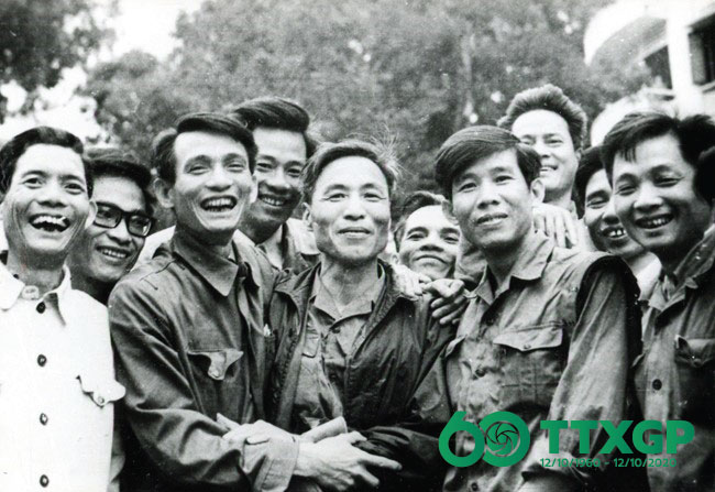 1975年3月，越南通讯社副主编杜凤（左三）送记者们赴B战场。越通社的资料图