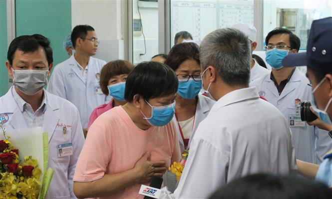 中国籍患者李定向越南医生鞠躬致谢。图自越通社