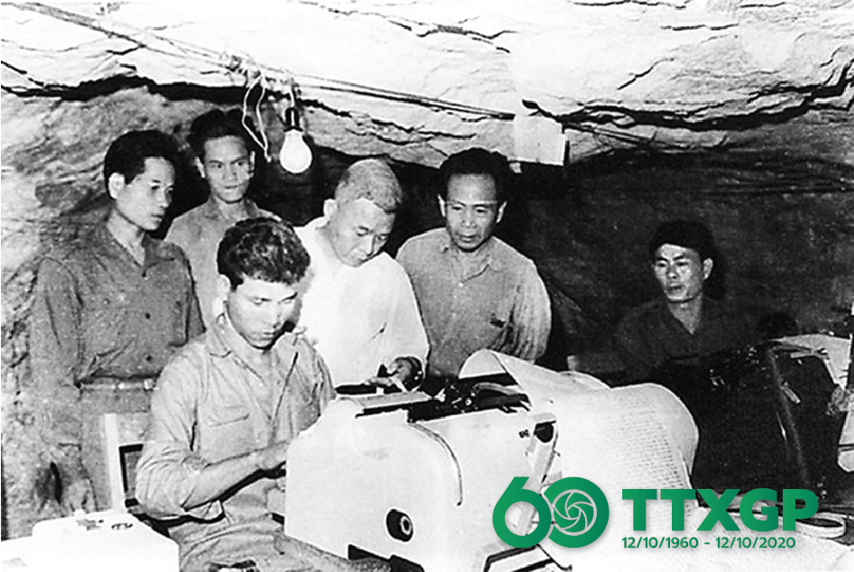 Le rédacteur en chef de l’Agence vietnamienne d’information (Viet Nam Thông Tân Xa - VNTTX), Dao Tung (2e à partir de gauche de la 1ère ligne), à l’établissement Teletype de l’Agence Kampuchea Presse (AKP) à l’époque de la Résistance anti-américaine. Photo : archives de l’Agence d’information de libération 