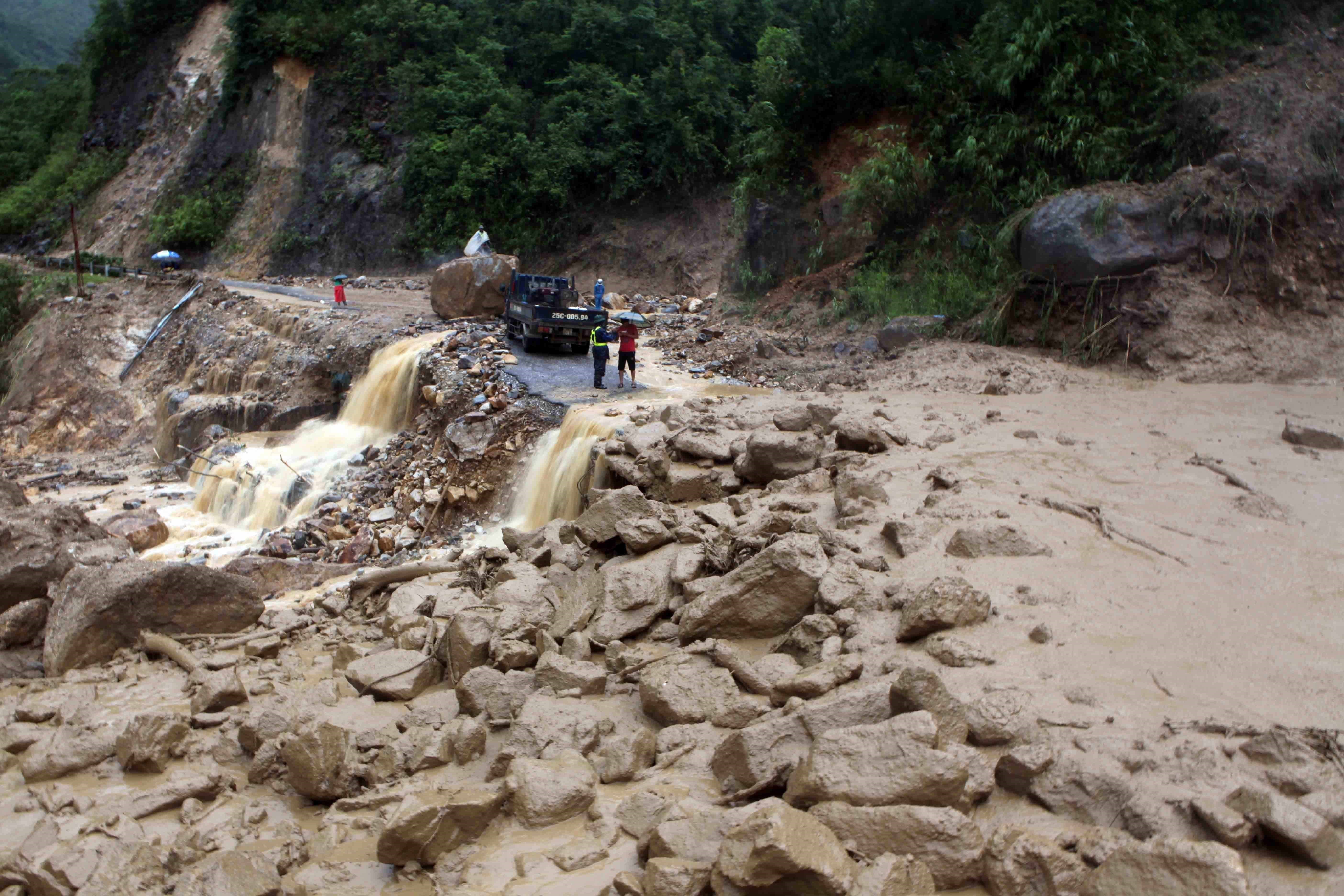Une partie de l’autoroute No 4D traversant le district de Tam Duong a été
détruite par les glissements de terrain
