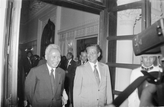Thủ tướng Thái Lan, Tướng Kriangsak Chomanan đón Thủ tướng Phạm Văn Đồng trong chuyến thăm chính thức Thái Lan đầu tiên của một Thủ tướng Việt Nam, tháng 9/1978. (Nguồn: TTXVN)