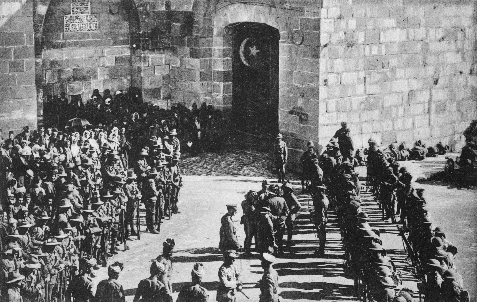 Lính Anh đứng chờ tướng Edmund Allenby tại cổng Jaffa vào năm 1917. (Nguồn: NY Times)