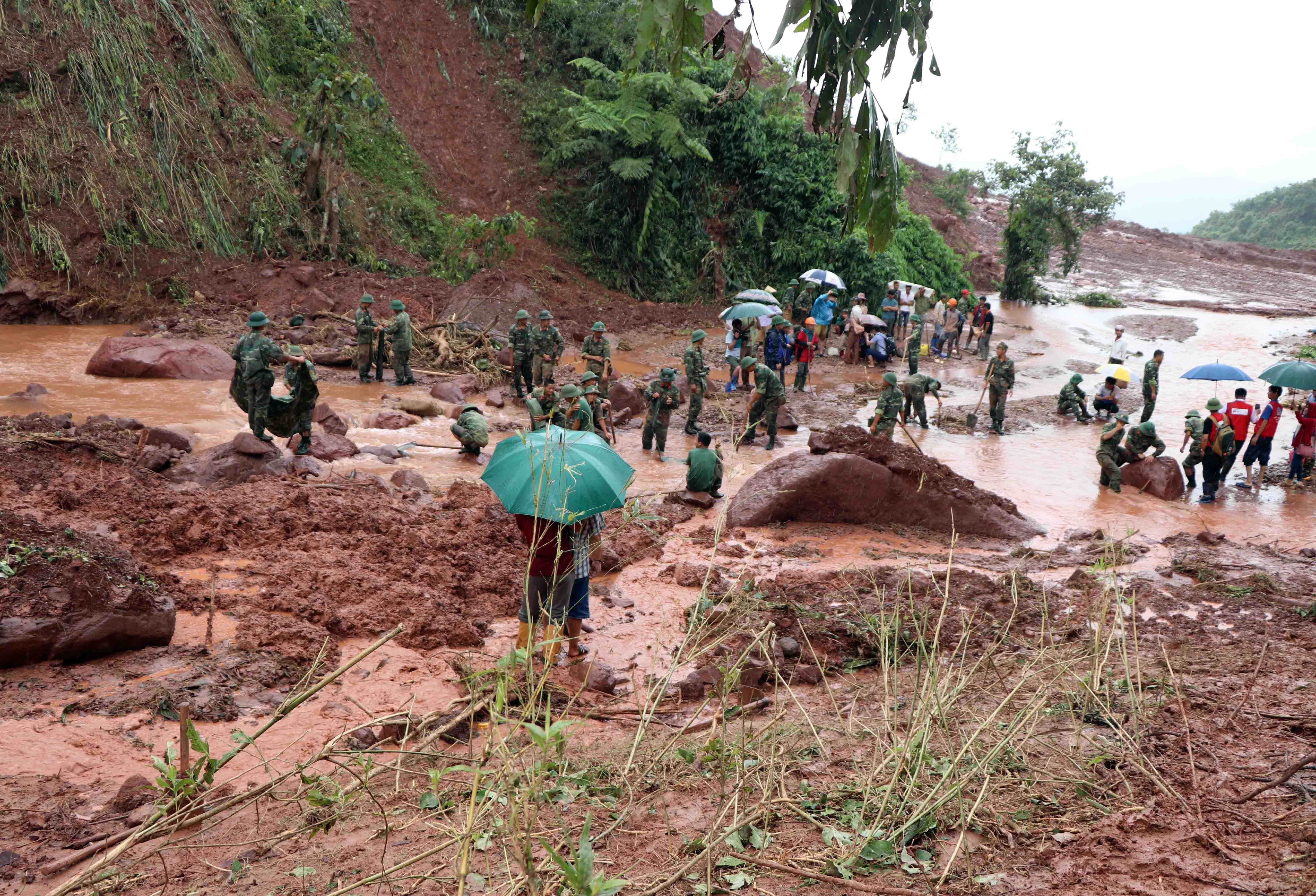 Recherche des victimes disparus du glissements de terrain dans la commune
de Noong Heo, district de Sin Ho