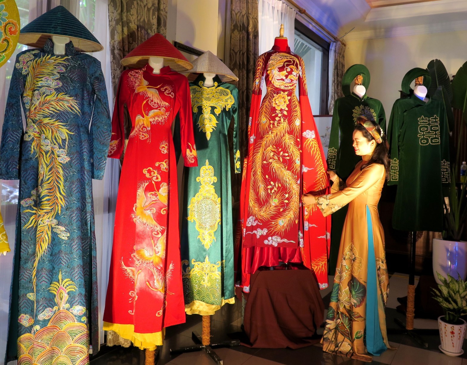 Áo dài: Biểu tượng văn hóa truyền thống gắn kèm với hình tượng phụ phái nữ nước Việt Nam – Mega Story