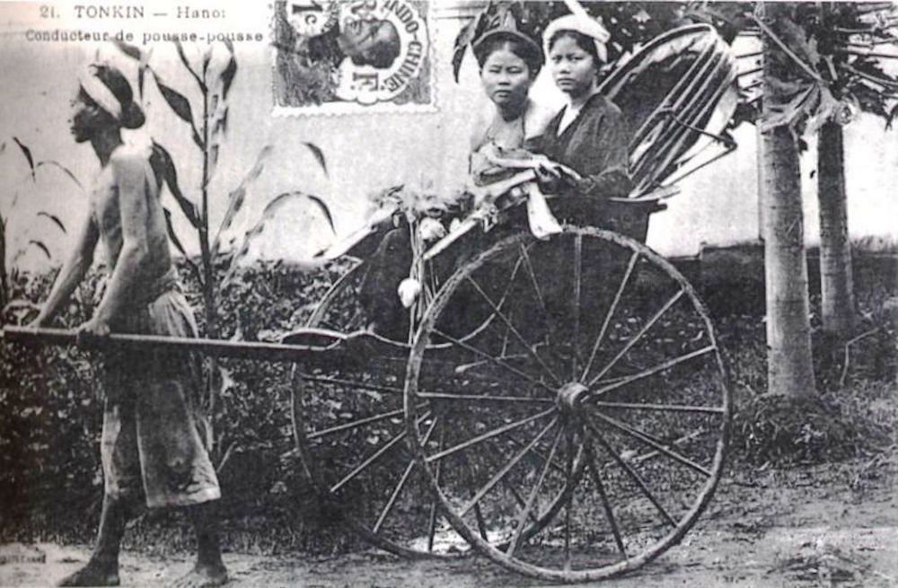 Từ năm 1884 trở đi, xe kéo mới trở nên quen thuộc, phổ biến khi người Pháp cho sản xuất 50 chiếc để cung cấp cho toàn miền Bắc. (Ảnh: Hội Khoa học Lịch sử Việt Nam)