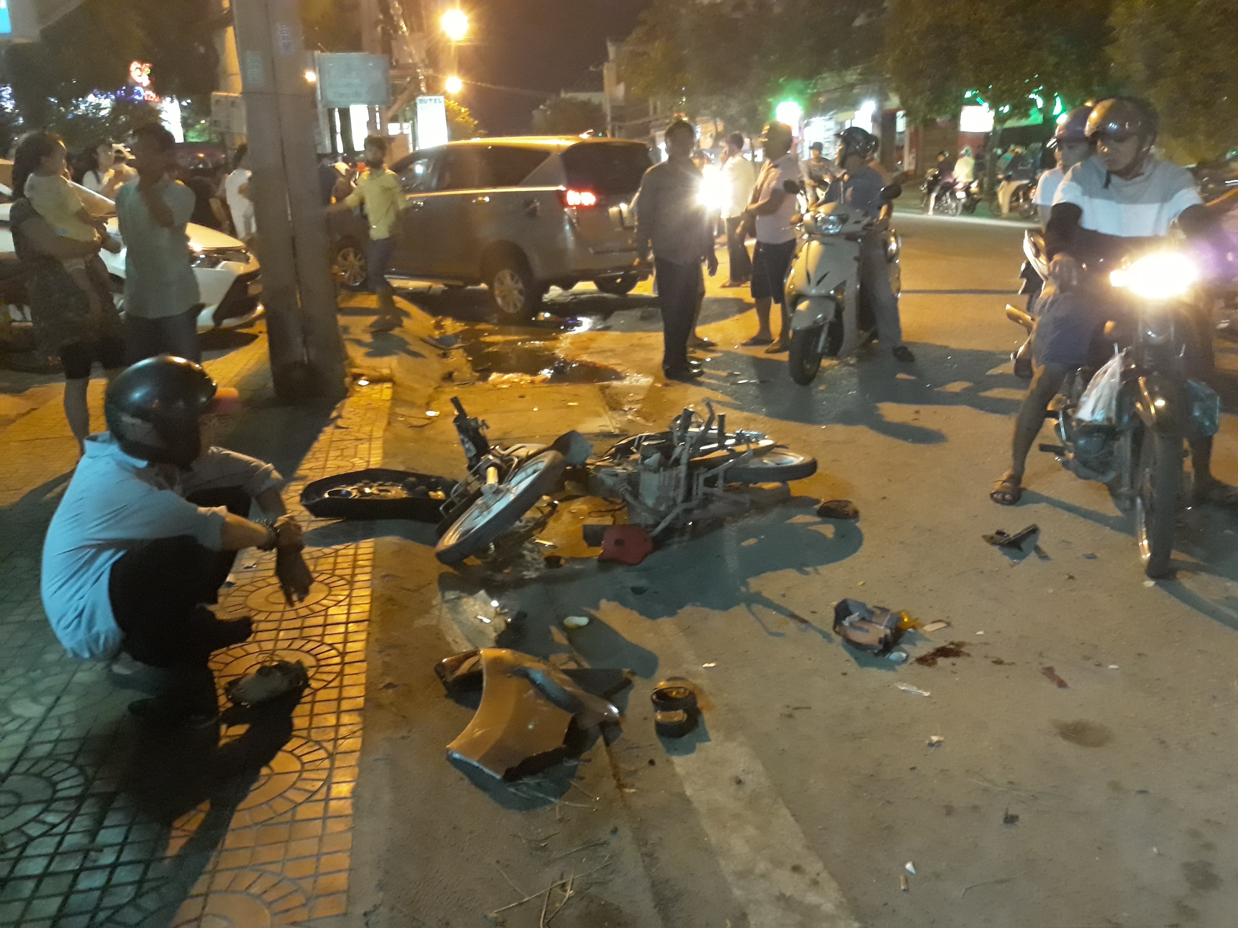 Vụ tai nạn xảy ra ngày 15/9/2018, trên đường Trần Phú gần siêu thị Co.opmart Thanh Hà (thành phố Phan Rang – Tháp Chàm, Ninh Thuận)giữa xe ô tô 7 chỗ với hai xe mô tô khiến 3 người bị thương rất nặng phải đưa đi cấp cứu. Ảnh: Nguyễn Thành – TTXVN