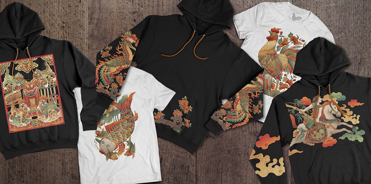 印有“春岚版”《鱼群》、《公鸡与玫瑰花》等图案的T恤。图片由阮春岚画家提供。