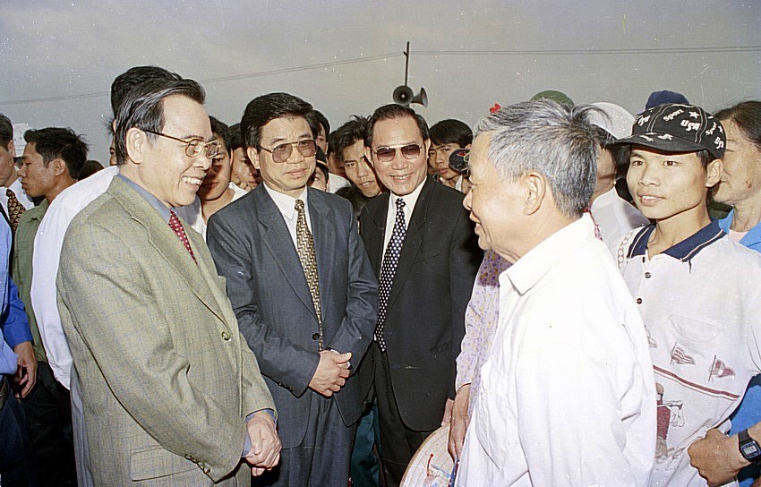 Thủ tướng Phan Văn Khải về thăm đền Sinh và gặp gỡ nhân dân xã An Sinh, huyện Đông Triều, Quảng Ninh, ngày 9/4/2000. (Ảnh: Thế Thuần/TTXVN)