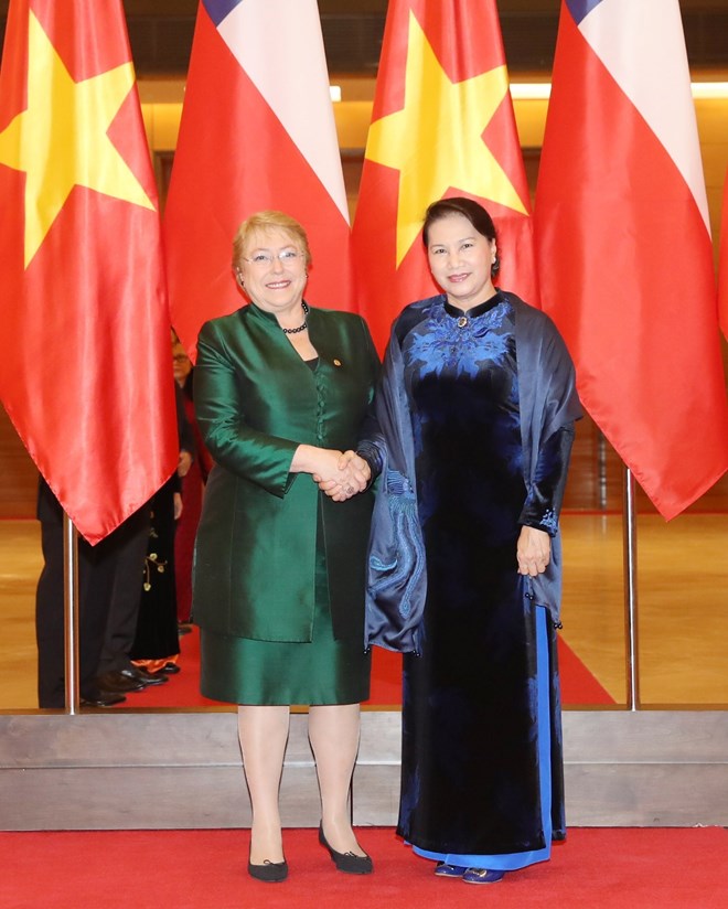 La presidenta chilena y la titular de la Asamblea Nacional de Vietnam, Nguyen Thi Kim Ngan. (Fuente: VNA)