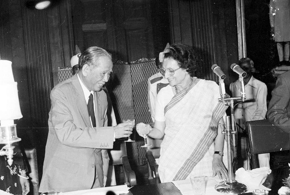 Thủ tướng Ấn Độ Indira Gandhi và Tổng Bí thư Lê Duẩn nâng cốc chúc mừng tình hữu nghị giữa 2 nước Việt Nam - Ấn Độ trong buổi quốc yến do Thủ tướng Gandhi tổ chức tối 21/9/1984. (Ảnh: Minh Đạo/TTXVN)
