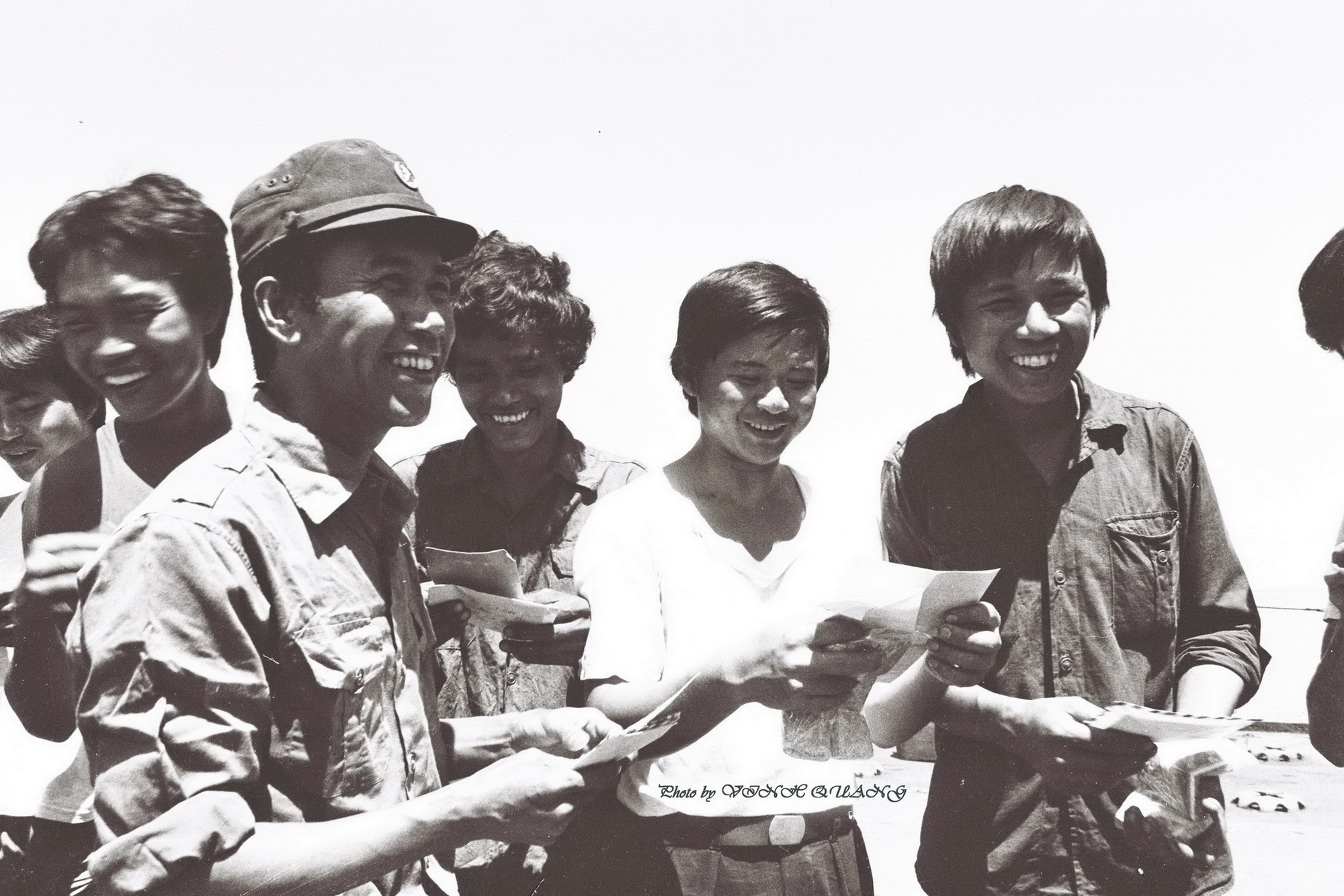 Thuyền trưởng Vũ Huy Lễ (đội mũ) cùng các chiến sỹ tàu HQ505 trên đảo Cô Lin chia sẻ niềm
vui nhận thư nhà. (Ảnh: Vinh Quang/Báo Ảnh Việt Nam-TTXVN)