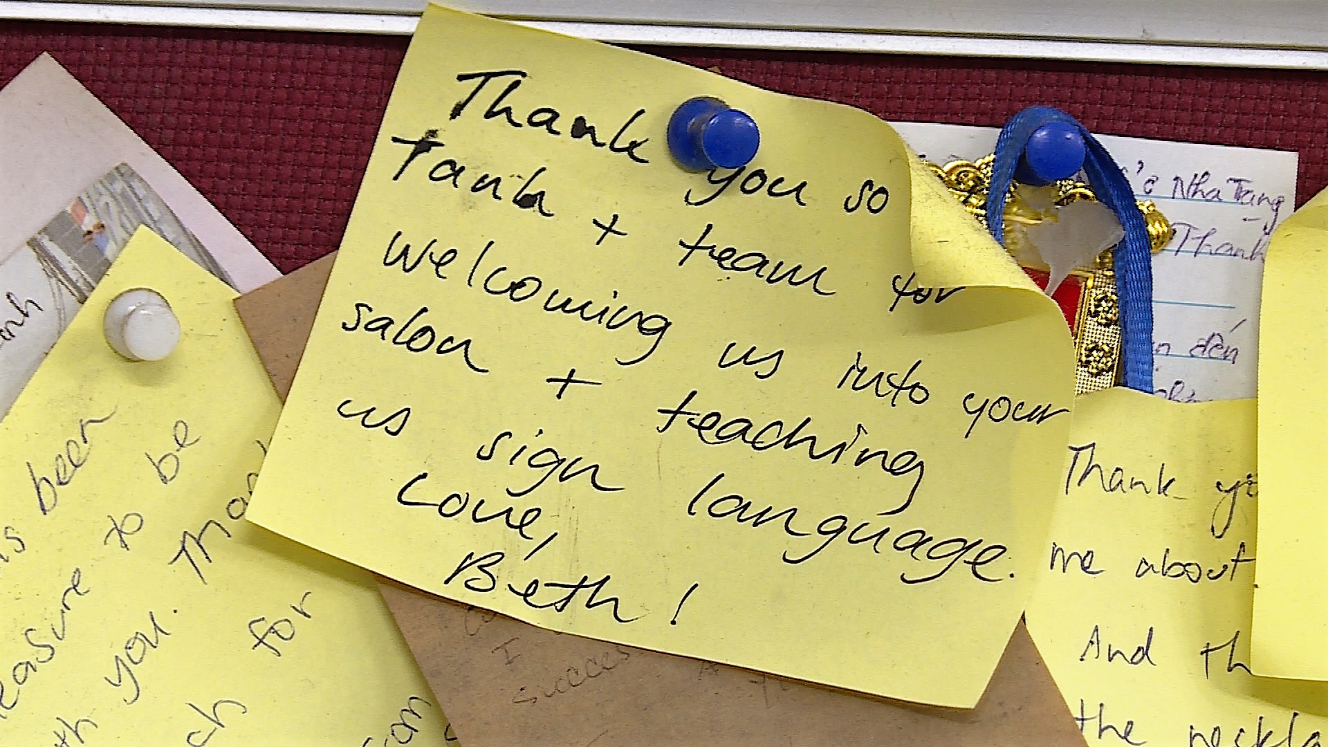 “Love corner” slide: Foreign customers write notes to the team at Thanh Nguyen Hair Salon (Photos: Phuong Vu/VNA)