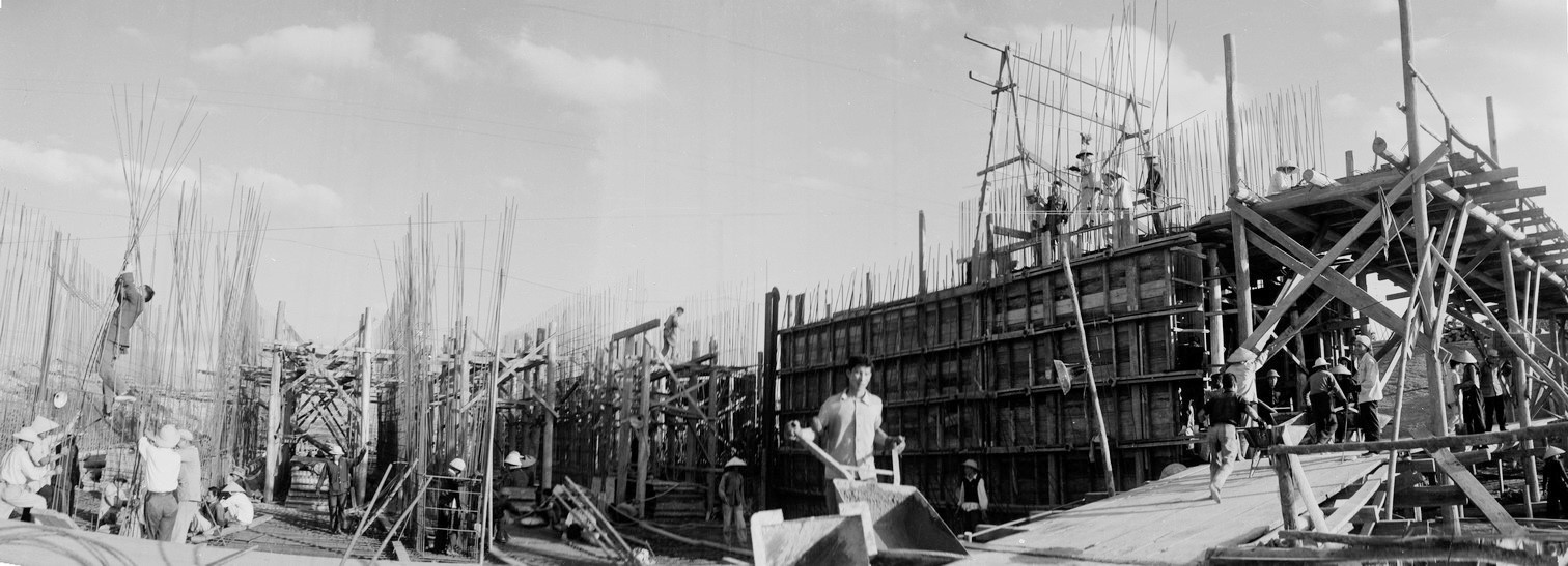 Trong ba năm (1955-1957), miền Bắc đã khôi phục hầu hết các xí nghiệp quan trọng. Công trình Đại thuỷ nông Bắc-Hưng-Hải được xây dựng từ cuối năm 1958, tổng chiều dài của hệ thống kênh chính là 200km, khánh thành năm 1959, mang lại hiệu quả lớn trong sản xuất nông nghiệp của vùng. Đến nay, công trình vẫn phát huy hiệu quả trong việc tưới tiêu cho các vùng lân cận. (Ảnh: TTXVN)