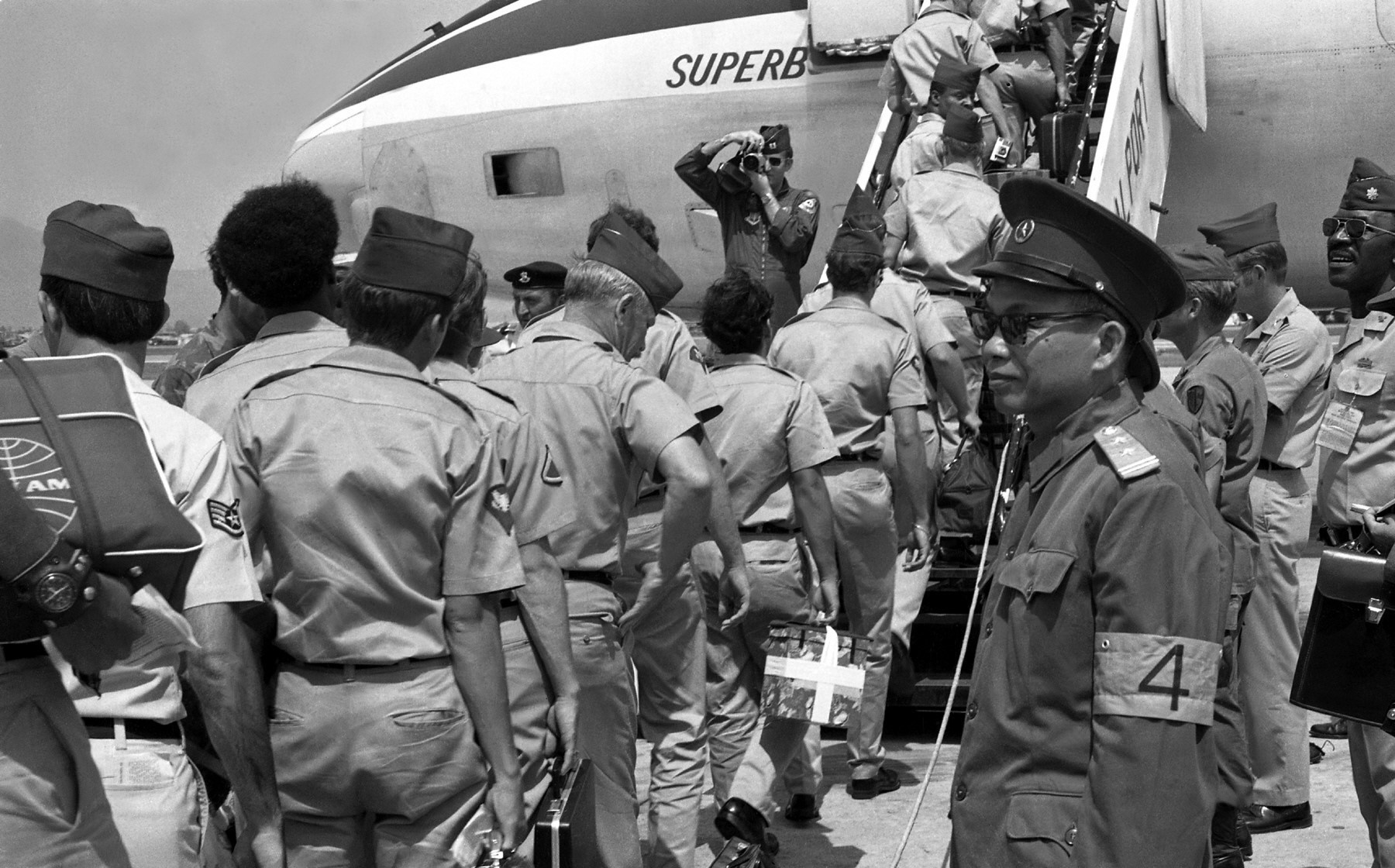 Thi hành Hiệp định Paris, ngày 29/3/1973, những người lính Mỹ cuối cùng lên máy bay tại sân bay Đà Nẵng để rút khỏi Việt Nam dưới sự giám sát của Tổ Quốc tế và Tổ Liên hợp Quân sự 4 bên. (Ảnh: Tư liệu TTXVN)
