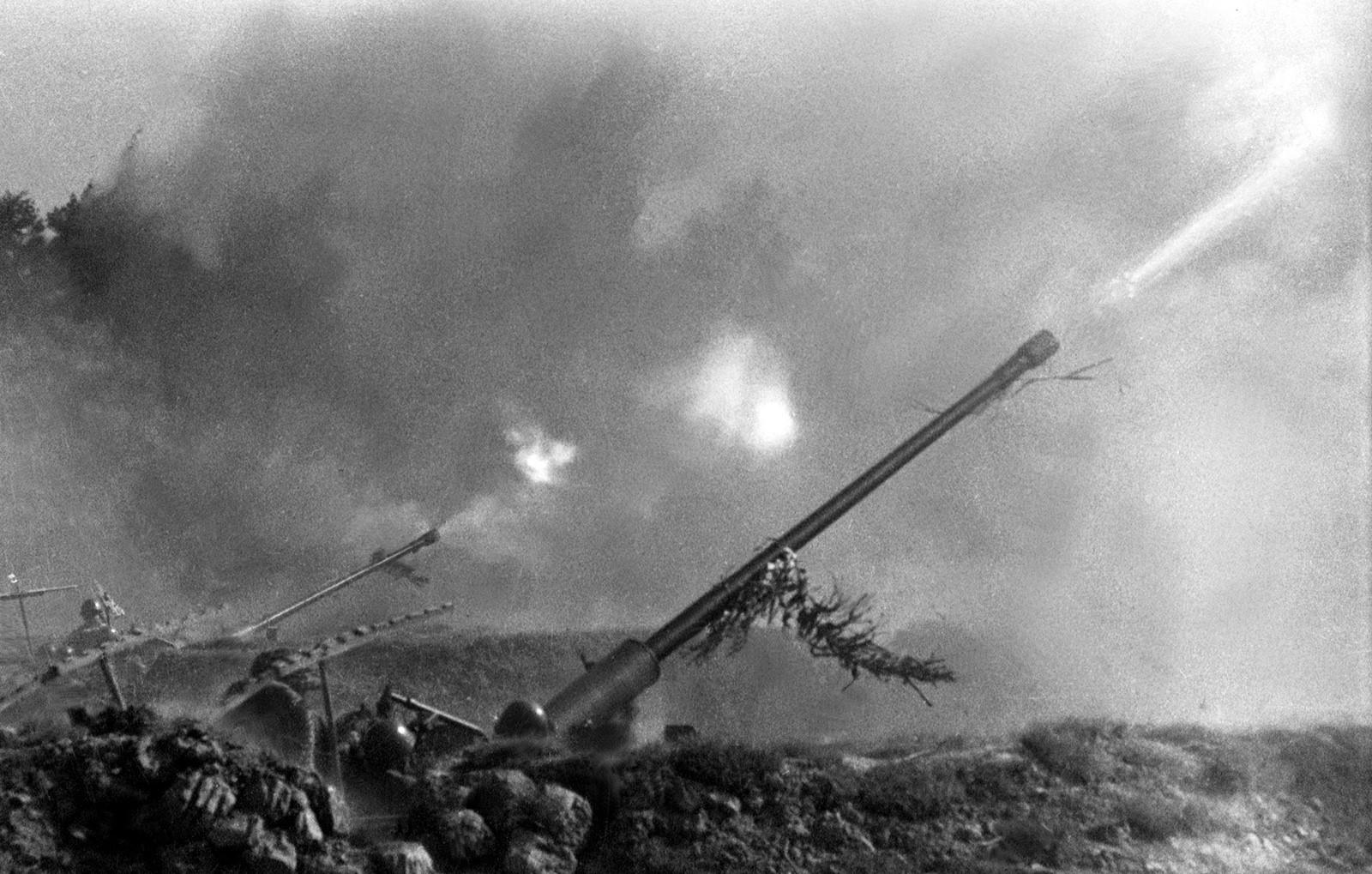 Chiến sỹ đại đội 3 đoàn X pháo cao xạ bảo vệ Thủ đô mưu trí, dũng cảm, đã nổ súng kịp thời và chính xác, góp phần bắn rơi 2 máy bay Mỹ. (Ảnh Tư liệu: TTXVN)