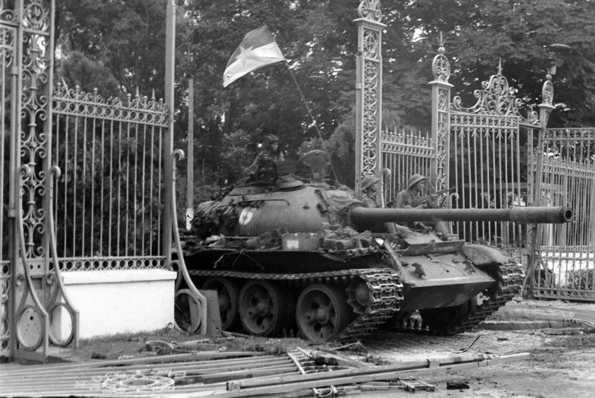 Xe tăng của Lữ đoàn 203, Sư đoàn 304, Quân đoàn 2 tiến vào Dinh Độc Lập, trưa 30/4/1975, đánh dấu Đại thắng mùa Xuân năm 1975, giải phóng hoàn toàn miền Nam, thống nhất đất nước. (Ảnh: Trần Mai Hưởng/TTXVN)