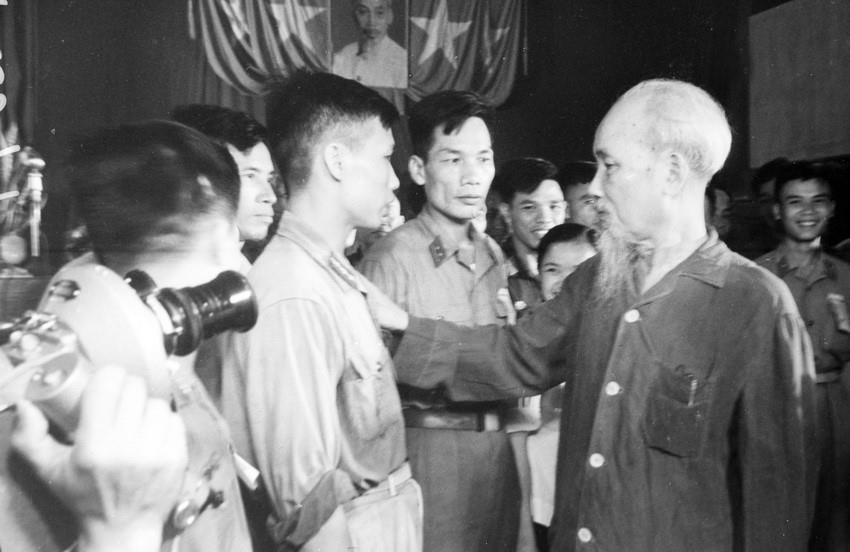 Chủ tịch Hồ Chí Minh nói chuyện với các chiến sỹ tại Đại hội thi đua “Quyết tâm đánh thắng giặc Mỹ xâm lược” của các lực lượng vũ trang nhân dân lần thứ nhất. (Nguồn: TTXVN)
