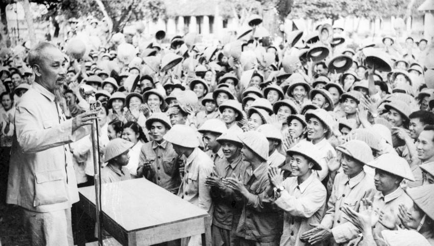 Chủ tịch Hồ Chí Minh đến thăm một đơn vị bộ đội ở Nam Định (1957).(Ảnh tư liệu: TTXVN) 