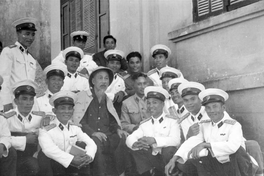 Chủ tịch Hồ Chí Minh đến thăm bộ đội Hải quân (1959). (Ảnh tư liệu: TTXVN)