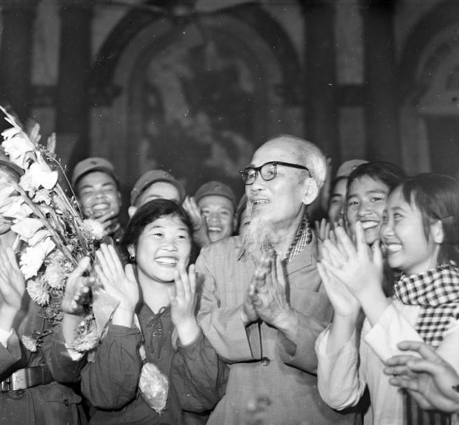 Chủ tịch Hồ Chí Minh tiếp Đoàn đại biểu Anh hùng, Chiến sĩ thi đua và Dũng sỹ diệt Mỹ của Quân giải phóng miền Nam ra thăm miền Bắc (20/7/1968). (Ảnh tư liệu: TTXVN)