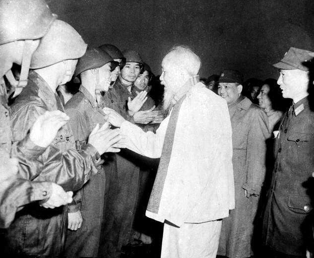 Nhân dịp Tết nguyên đán Đinh Mùi (2/1967), Chủ tịch Hồ Chí Minh đến thăm và chúc Tết cán bộ, chiến sỹ Trung đoàn không quân 921-Đoàn Không quân Sao Đỏ. (Ảnh tư liệu: TTXVN)