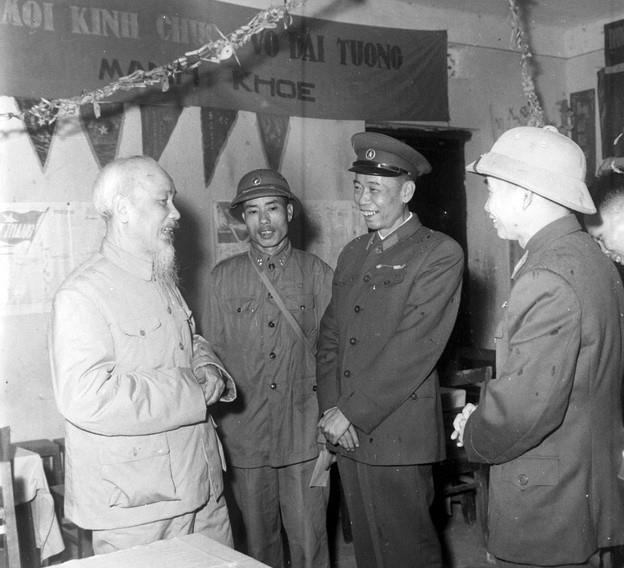 Chủ tịch Hồ Chí Minh thăm đơn vị công binh Quân khu 3 nhân dịp Tết nguyên đán Bính Ngọ (21/1/1966). (Ảnh tư liệu: TTXVN)