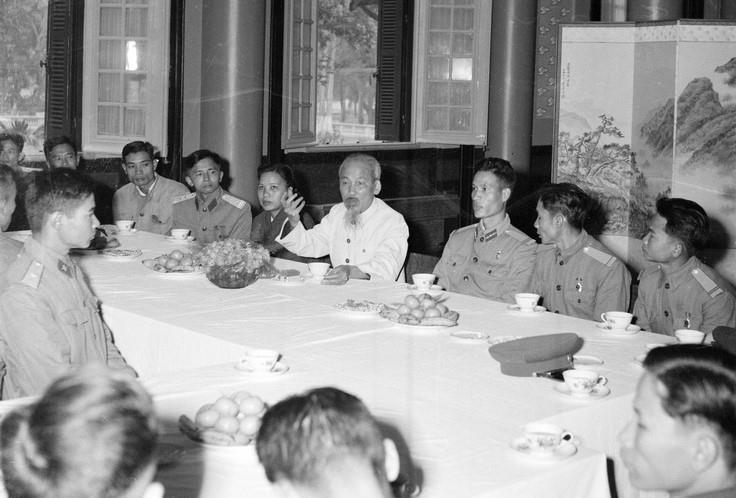 Chủ tịch Hồ Chí Minh tiếp Đoàn đại biểu các đơn vị quân đội nhân dịp kỷ niệm lần thứ 13 Ngày thành lập Quân đội nhân dân Việt Nam (22/12/1957). (Ảnh tư liệu: TTXVN)