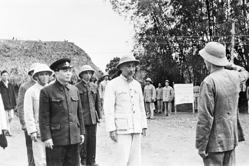 Chủ tịch Hồ Chí Minh cùng Đại tướng Võ Nguyên Giáp đến thăm và giao nhiệm vụ cho Sư đoàn 316 trở lại Tây Bắc để xây dựng nông trường Điện Biên, ngày 10/3/1958. (Ảnh tư liệu: TTXVN)