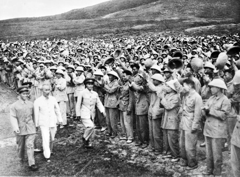 Chủ tịch Hồ Chí Minh thăm một đơn vị miền Nam tập kết tổ chức diễn tập trước khi trở lại chiến trường (6/1957). (Ảnh tư liệu: TTXVN) 