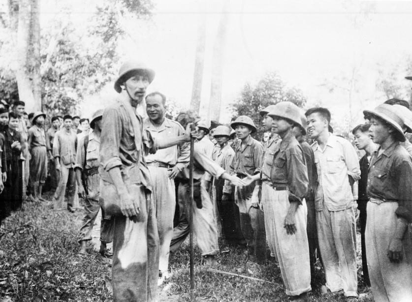 Chủ tịch Hồ Chí Minh gặp các chiến sỹ bộ đội trên đường đi Chiến dịch Biên giới năm 1950. (Ảnh tư liệu TTXVN) 