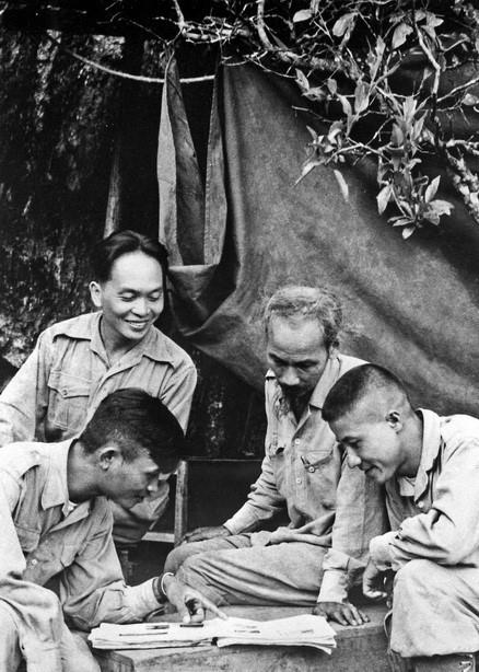 Chủ tịch Hồ Chí Minh, Đại tướng Võ Nguyên Giáp cùng các đồng chí trong Bộ Tư lệnh Chiến dịch Biên giới (1950) bàn kế hoạch tác chiến. (Ảnh tư liệu: TTXVN)