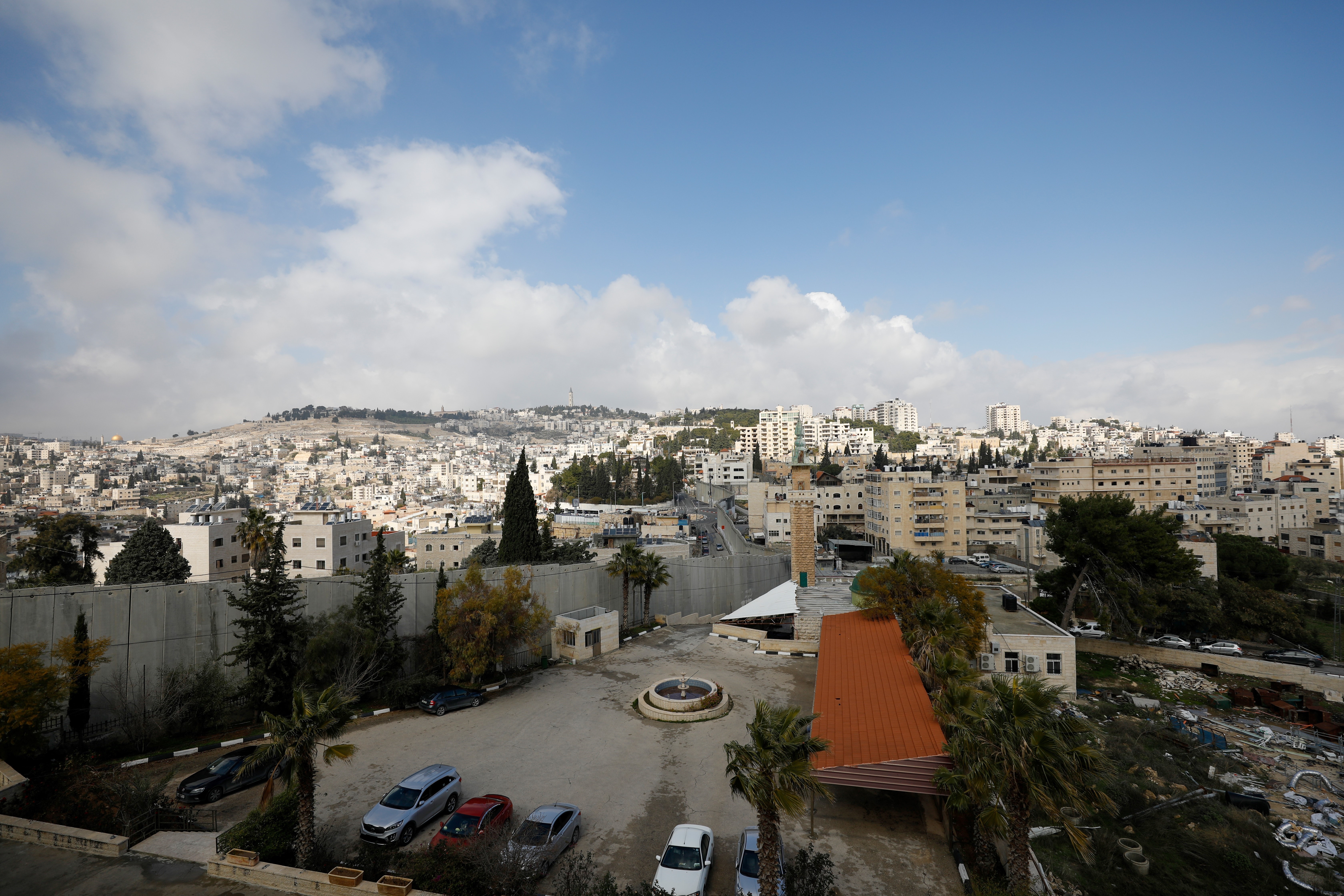 Bức tường ngăn cách khu vực Đông Jerusalem (trái) và ngôi làng Abu Dis của người Palestine. (Ảnh: AFP/TTXVN)
