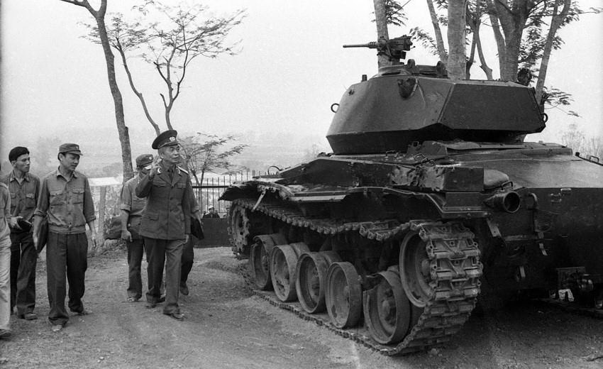 Nhân dịp kỷ niệm 30 năm chiến thắng Điện Biên Phủ, Đại tướng Võ Nguyên Giáp lên thăm Điện Biên từ 2-5/5/1984. (Ảnh: Kim Hùng/TTXVN)