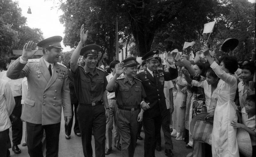 Đại tướng Võ Nguyên Giáp cùng đội bay vũ trụ quốc tế Xô-Việt trong lễ tiễn đoàn tại Hà Nội, chiều 6/9/1980. (Ảnh: Kim Hùng/TTXVN)