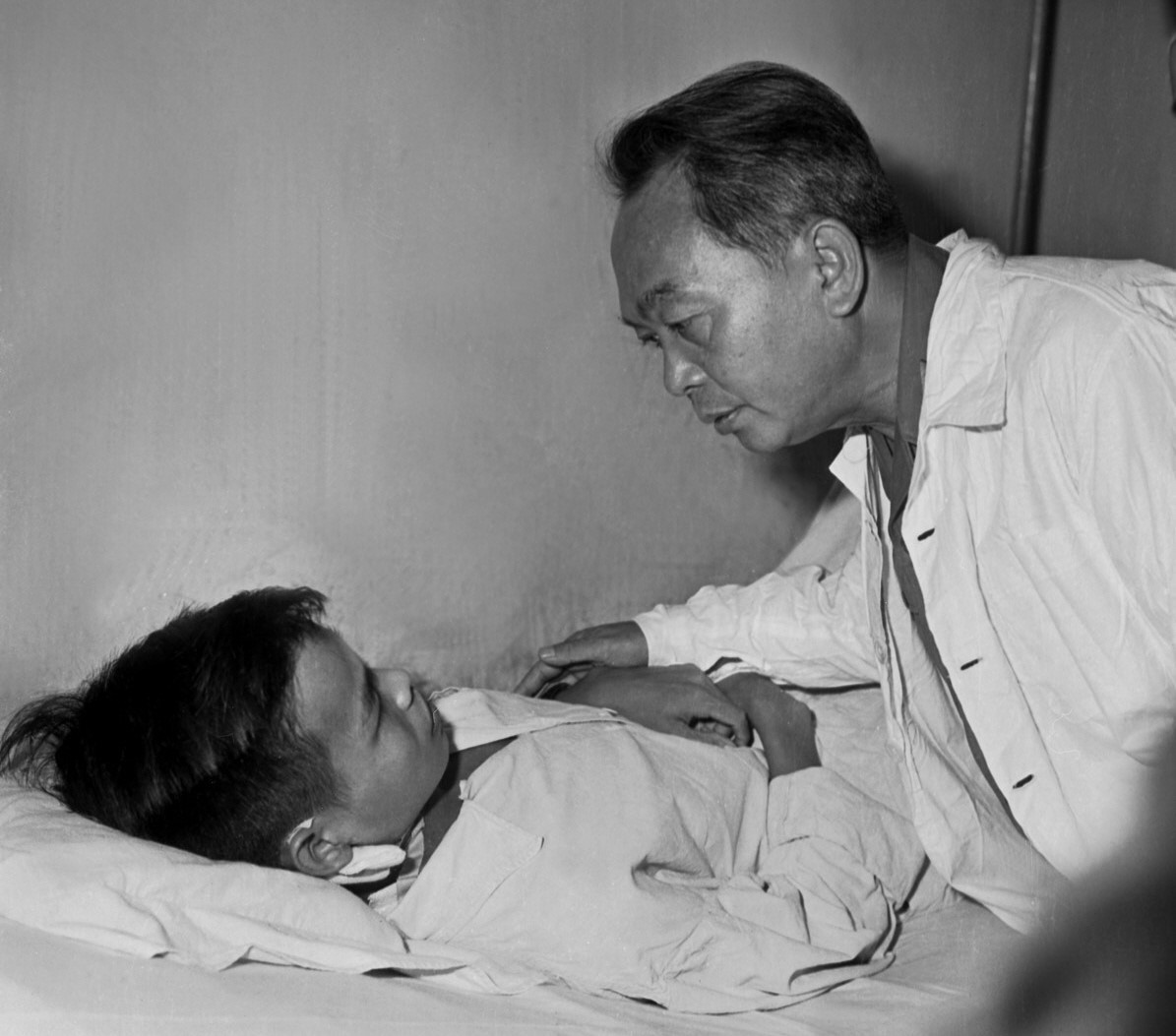 Ngày 27/7/1969, Đại tướng Võ Nguyên Giáp đến thăm các thương binh đang điều trị tại Quân y viện 108 (nay là Bệnh viện TƯ Quân đội 108). (Ảnh: Lâm Hồng/- TTXVN)