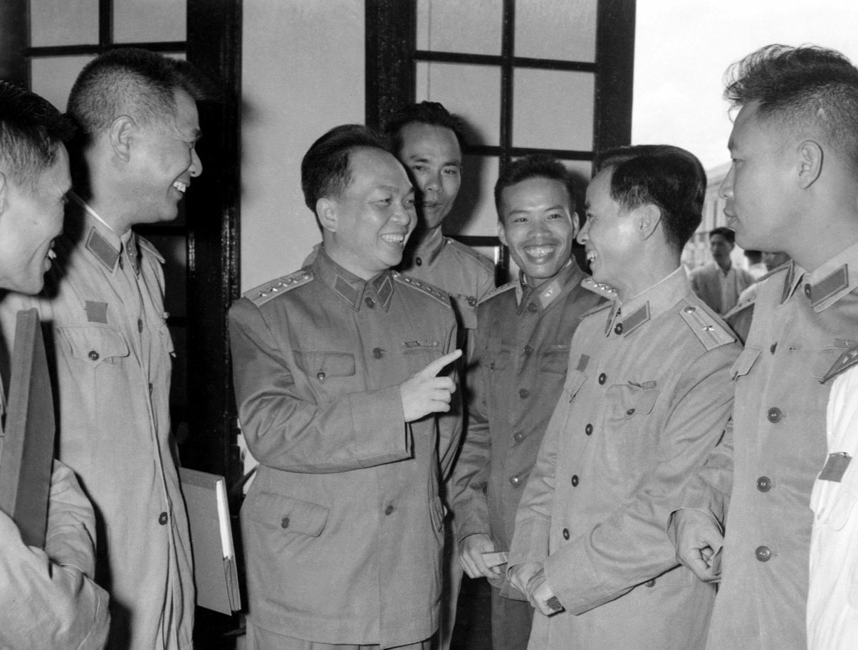 Đại tướng Võ Nguyên Giáp nói chuyện với các đại biểu quân đội tham dự Đại hội đại biểu toàn quốc Đảng Lao động Việt Nam lần thứ 3 (9/1960). (Ảnh: TTXVN)