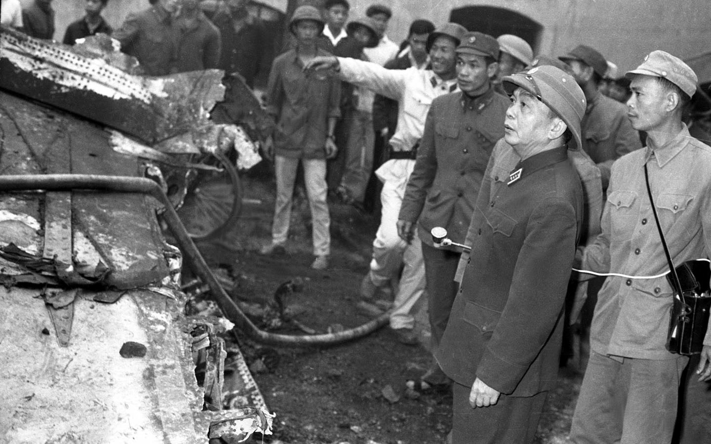 Ngày 30/12/1972, Đại tướng Võ Nguyên Giáp thị sát xác máy bay B52 Mỹ bị quân và dân ta bắn rơi tại làng Ngọc Hà (Hà Nội) trong chuyến thăm Tiểu đoàn 79 tên lửa, cuối tháng 12/1972. (Ảnh: TTXVN)
