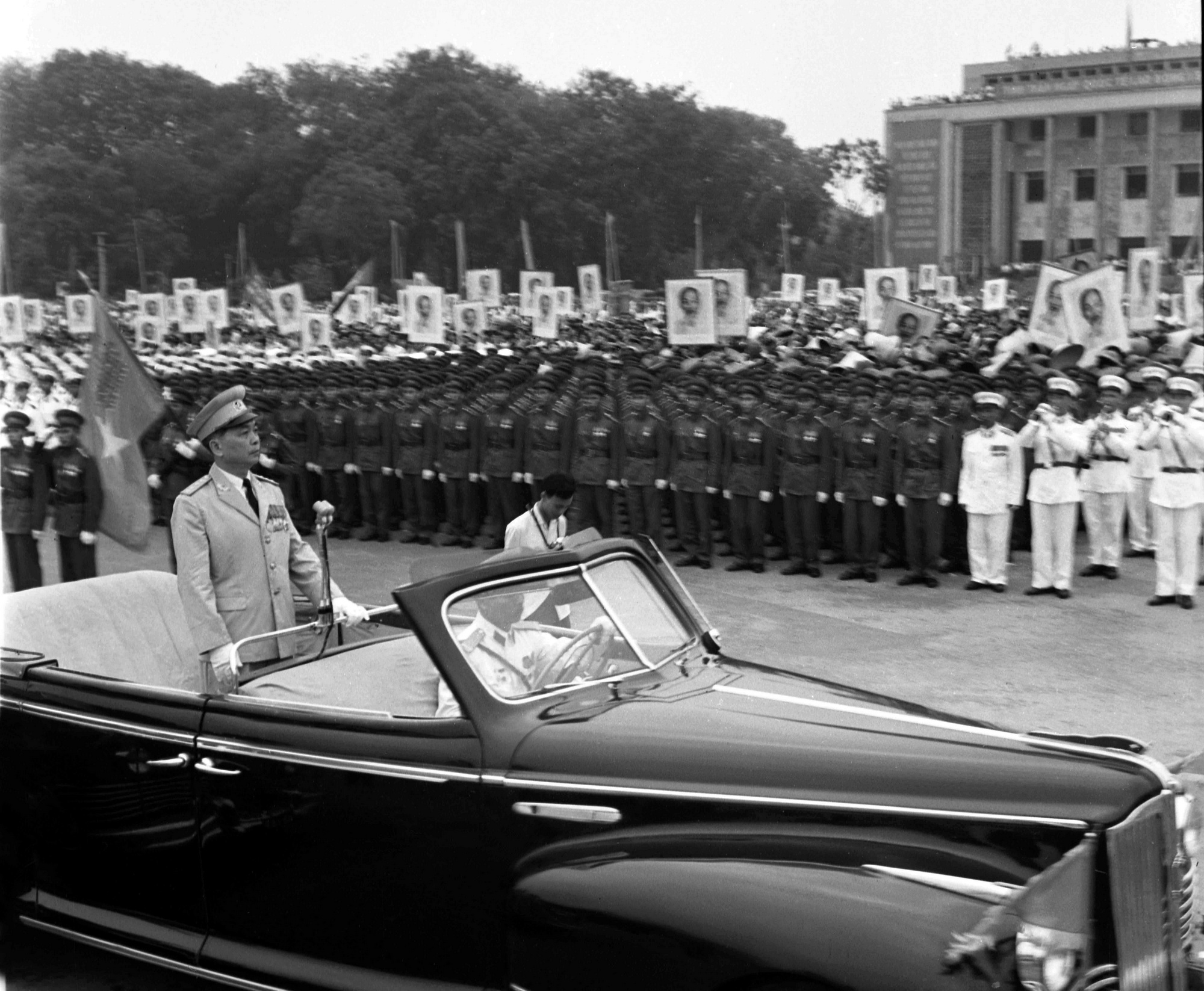 Đại tướng Võ Nguyên Giáp, Tổng Tư lệnh Quân đội Nhân dân Việt Nam tại Lễ duyệt binh trên Quảng trường Ba Đình, Hà Nội. (Ảnh: Thế Trung/TTXVN)
