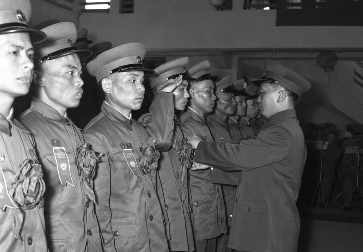 Đại tướng Võ Nguyên Giáp trao Huân chương cho các Anh hùng, tại Lễ tuyên dương Anh hùng quân đội lần thứ 3 ở Hà Nội, ngày 7/5/1956, nhân dịp kỷ niệm Ngày chiến thắng Điện Biên Phủ. (Ảnh: TTXVN)