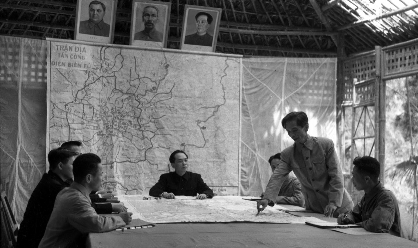 Đại tướng Võ Nguyên Giáp và các đồng chí trong Bộ Tổng tham mưu Quân đội nhân dân Việt Nam nghiên cứu kế hoạch tác chiến Chiến dịch Điện Biên Phủ năm 1954. (Ảnh: Tư liệu TTXVN)  
