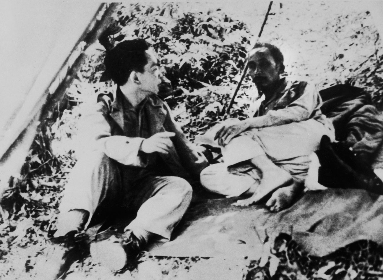 Chủ tịch Hồ Chí Minh và Đại tướng Võ Nguyên Giáp trên đường đi Chiến dịch biên giới, năm 1950. (Ảnh: Tư liệu TTXVN)