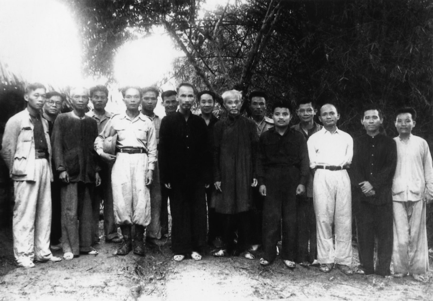 Đại tướng Võ Nguyên Giáp (hàng đầu, thứ ba từ trái sang) bên cạnh Chủ tịch Hồ Chí Minh, sau lễ phong quân hàm Đại tướng, tại Lục Rã, chân đèo Re, ngày 27/5/1948. (Ảnh: Tư liệu/ TTXVN)