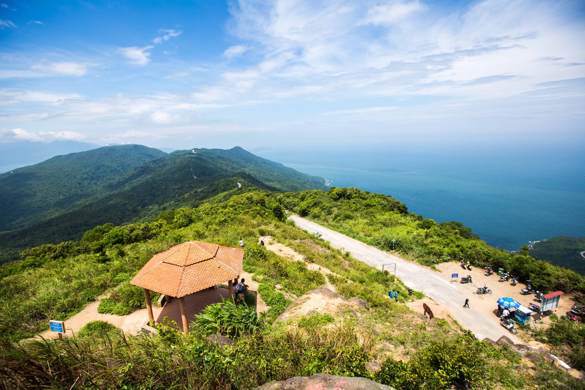 Trời và biển giao hòa tuyệt đẹp nhìn từ đỉnh núi Bàn Cờ, Đà Nẵng. (Nguồn ảnh: TTXVN)