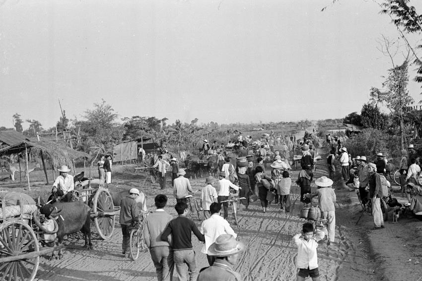 柬埔寨人民到越南避难的路上。图自越通社