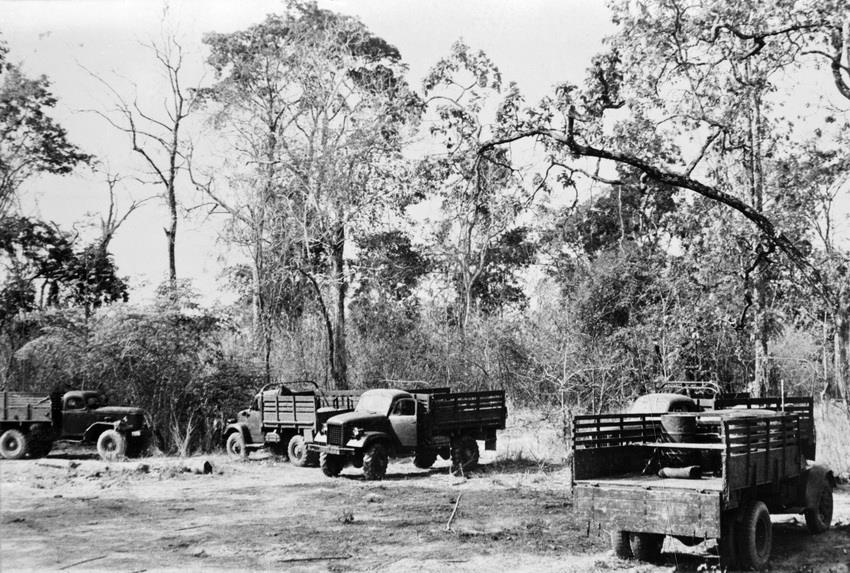 被柬埔寨革命军和越南志愿军占领的波尔布特政权一个车场。图自越通社