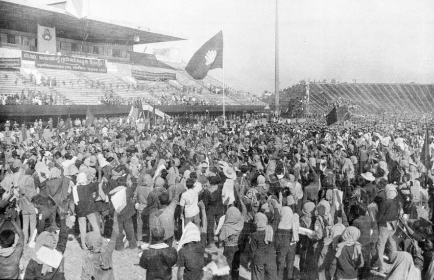 1979年1月25日，柬埔寨人民参加在金边国家奥林匹克体育场举行的胜利庆祝活动。图自越通社
