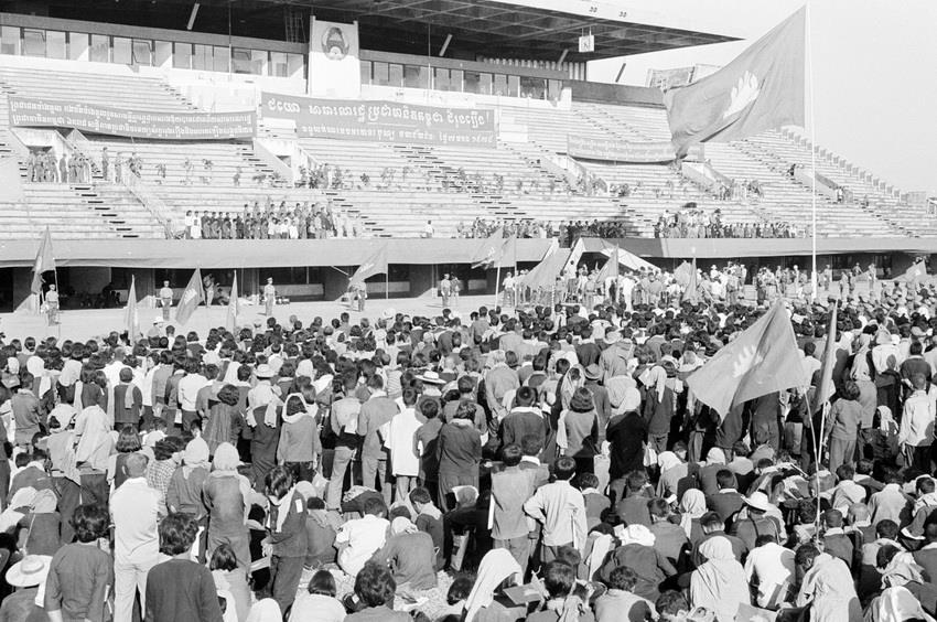 1979年1月25日，柬埔寨人民参加在金边国家奥林匹克体育场举行的胜利庆祝活动。图自越通社