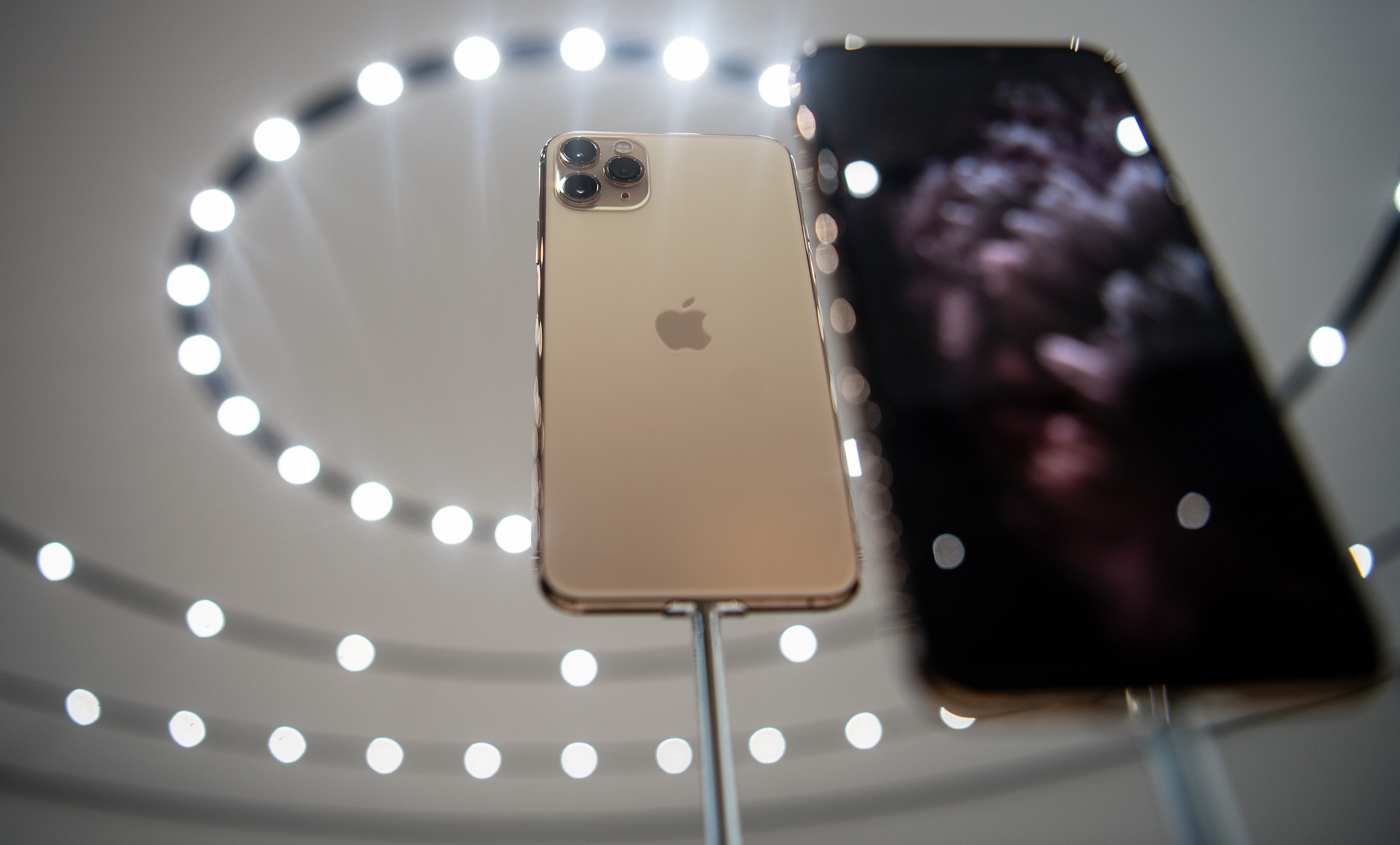 Mẫu điện thoại thông minh mới iPhone 11 Pro được giới thiệu trong buổi ra mắt tại trụ sở của tập đoàn Apple ở Cupertino, bang California (Mỹ) ngày 10/9/2019. (Nguồn: AFP/TTXVN)