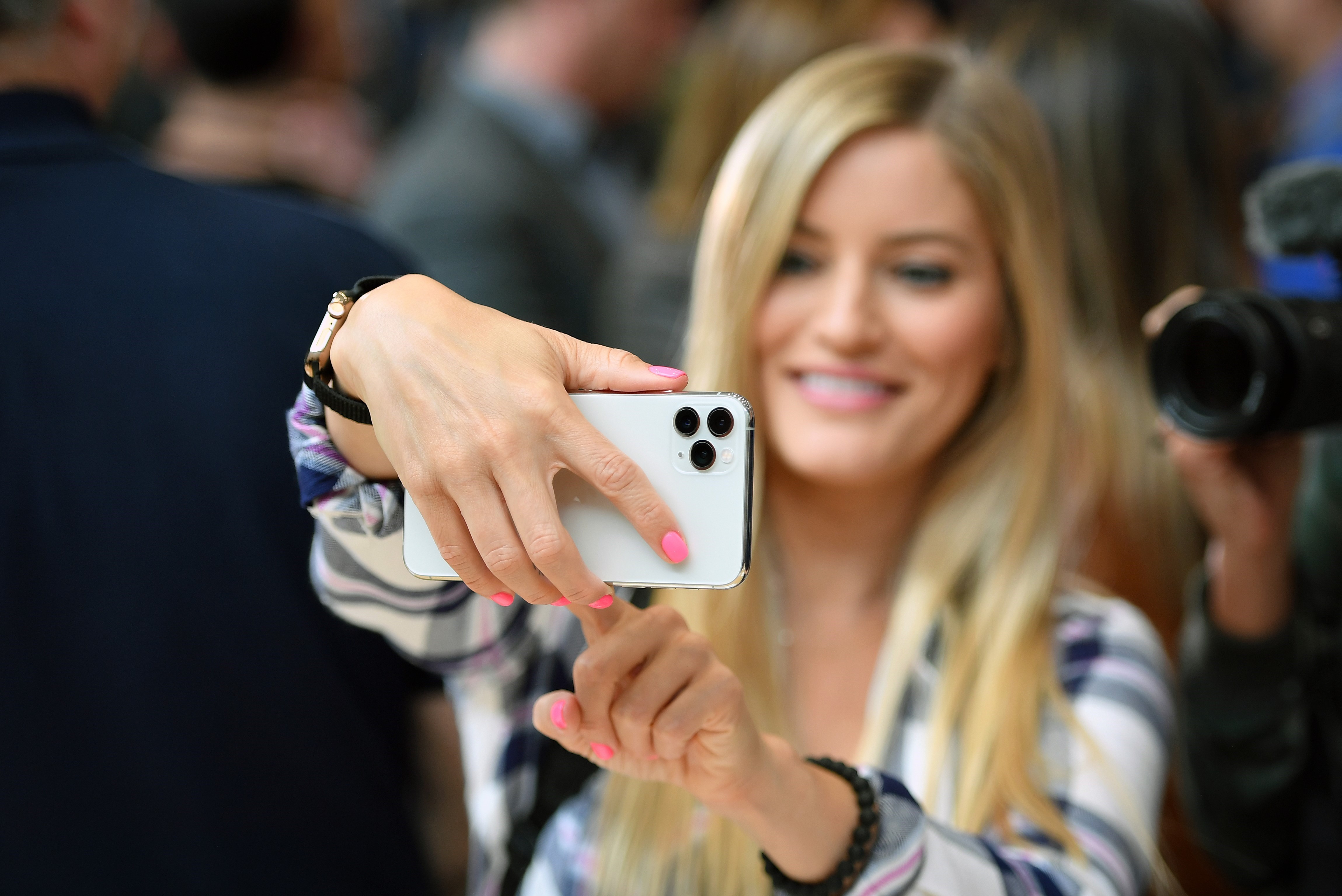 Khách tham quan tìm hiểu về mẫu điện thoại thông minh mới iPhone 11 Pro trong buổi ra mắt tại trụ sở của tập đoàn Apple ở Cupertino, bang California (Mỹ) ngày 10/9/2019. (Nguồn: AFP/TTXVN)