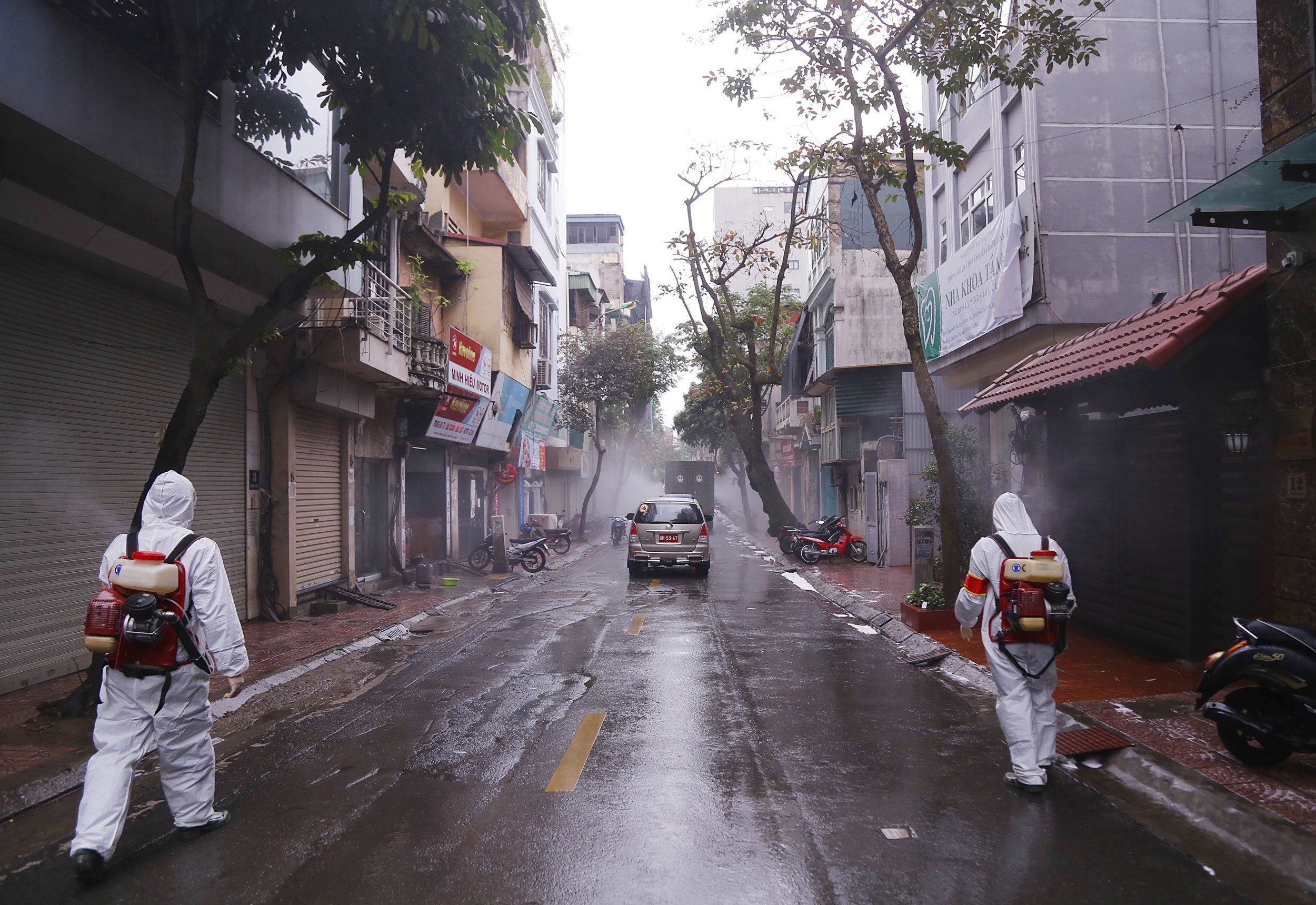 Lực lượng bộ đội hóa học phun hóa chất tiêu tẩy khu vực phố Châu Long, quận Ba Đình. (Ảnh: Dương Giang/TTXVN)